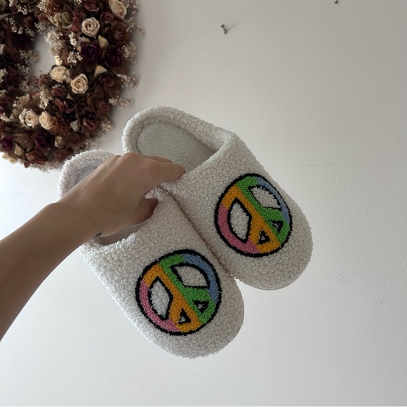Living Royal | Peace Slippers - Picture 2 of 4